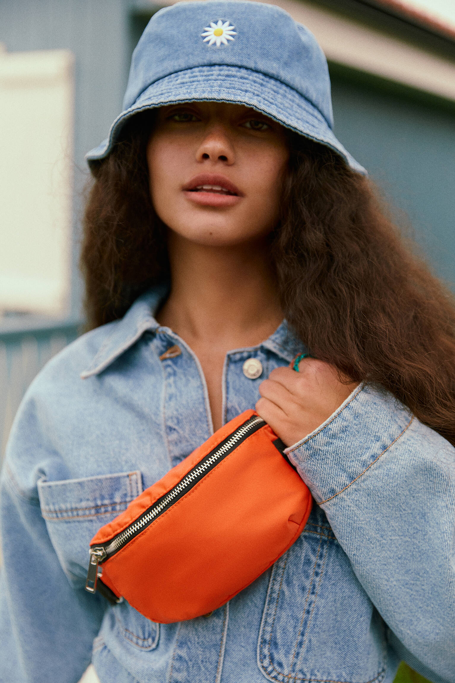 Pull \u0026 Bear - Cangurera detalle cierre