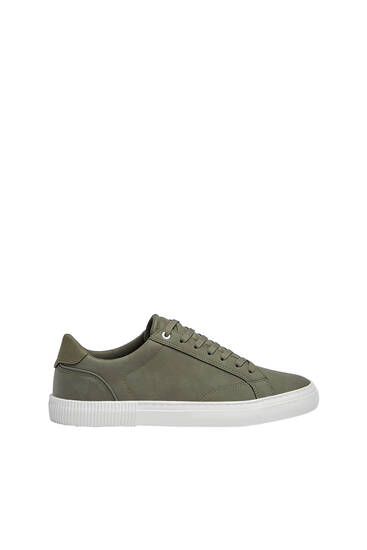 Casual trainers with textured sole