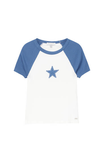 T-shirt com estrela e manga raglã