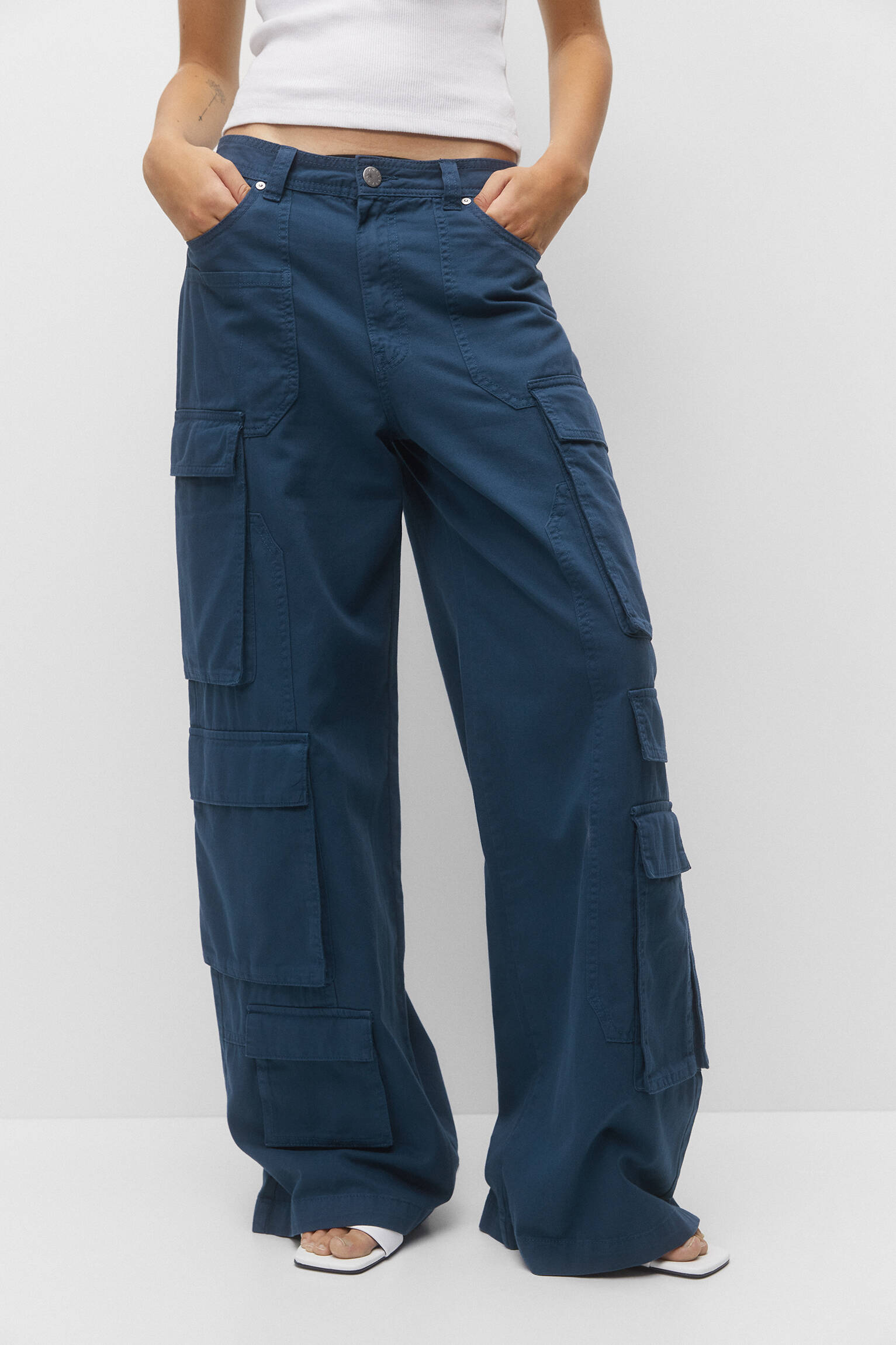 Cargo jeans with multiple pockets - PULL&BEAR
