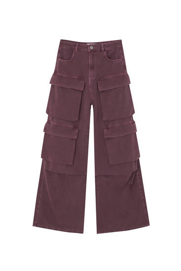 Wide-leg cargo jeans with multiple pockets