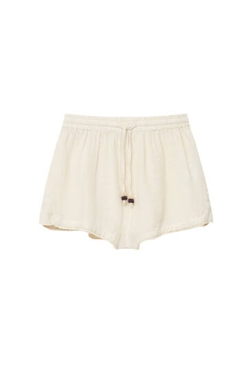 Rustic shorts with frayed trims