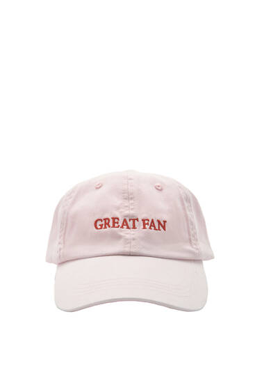 Růžová čepice s výšivkou sloganu