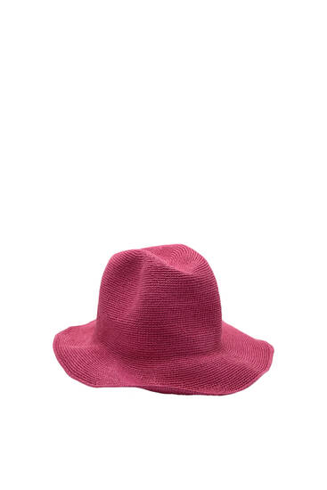 Fuchsiový klobouk z rafie