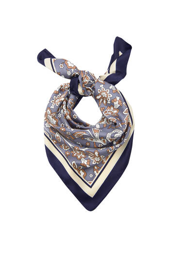 Modrý šátek s květinovým potiskem
