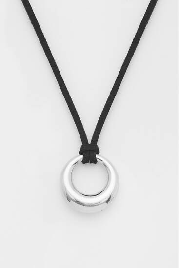 Circular pendant necklace