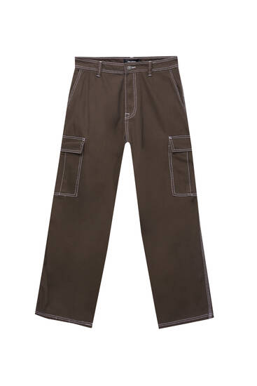 Pantalón cargo bolsillos costuras contraste