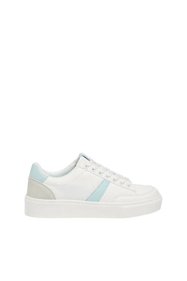 Minimalist lace-up trainers with side stripe detail