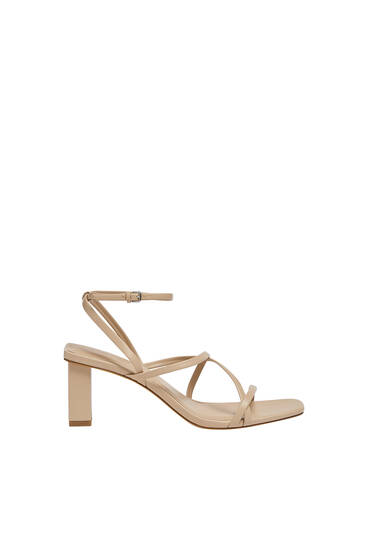 Heeled sandals with crossover straps
