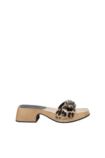 Wooden mules with buckle and printed strap