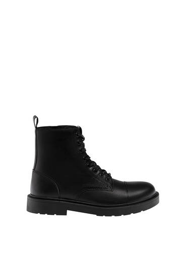 Basic lace-up boots