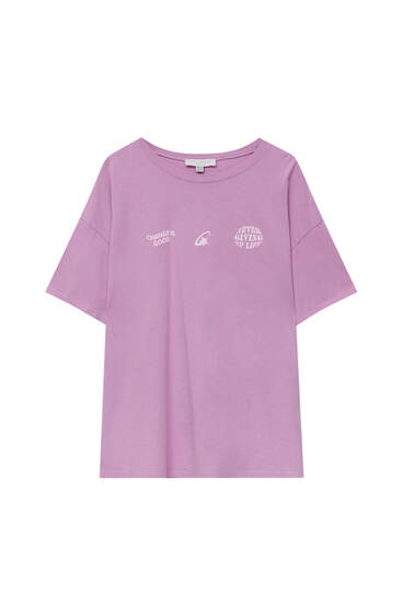 Μοβ μπλούζα με graphic τύπωμα σε αντίθεση