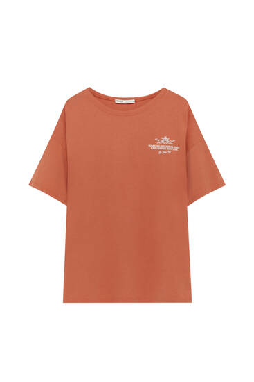 T-shirt laranja com gráfico