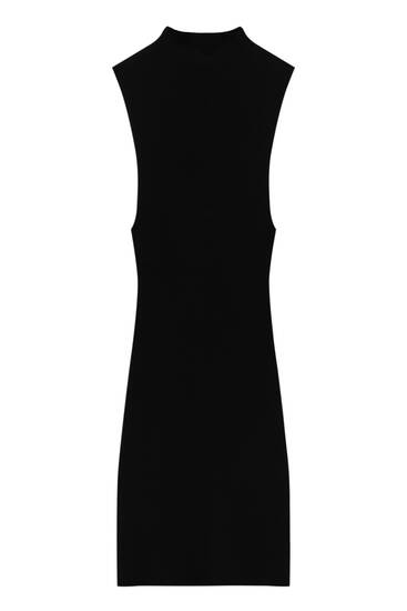 Krótka sukienka z prążkowanego materiału