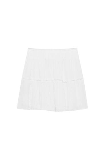 מכנסי חצאית בצבע לבן עם וולאנים