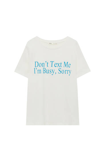 Χρωματιστή μπλούζα basic με κείμενο σε αντίθεση