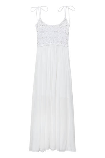 Biała szydełkowa sukienka średniej długości