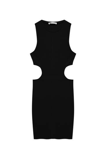 שמלה קצרה בסריגה רחבה עם עיטור פתחים