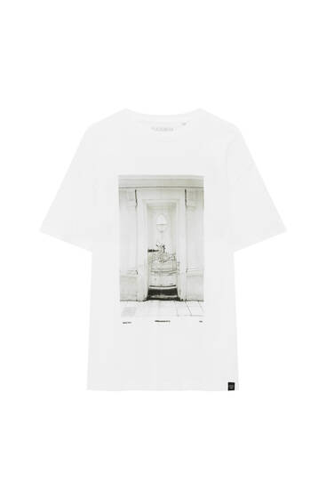 T-shirt branca com padrão a contrastar
