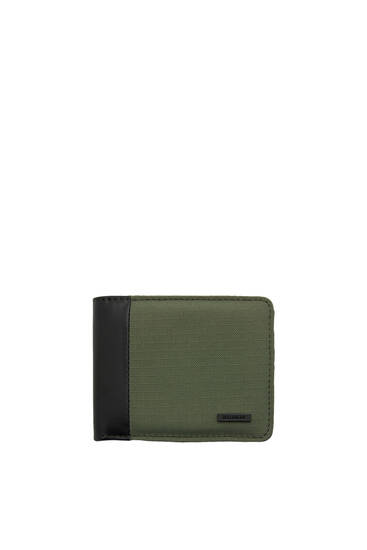 Πράσινο πορτοφόλι με λεπτομέρεια όψη δέρματος