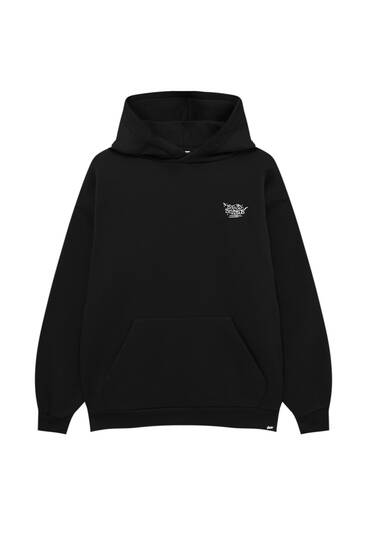 Melns džemperis ar kapuci un kontrastējošu uzrakstu