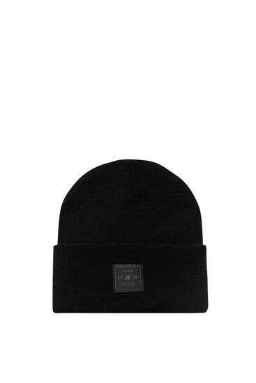 Cepure melnā krāsā