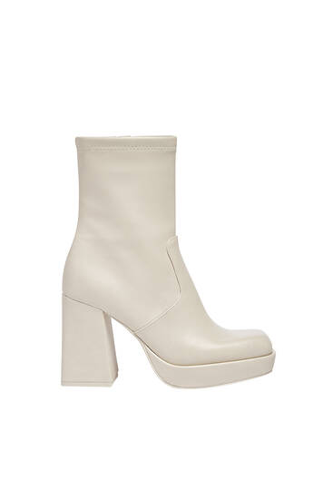 Dames laarzen en enkellaarsjes - Herfst Winter 2022/23 | PULL\u0026BEAR