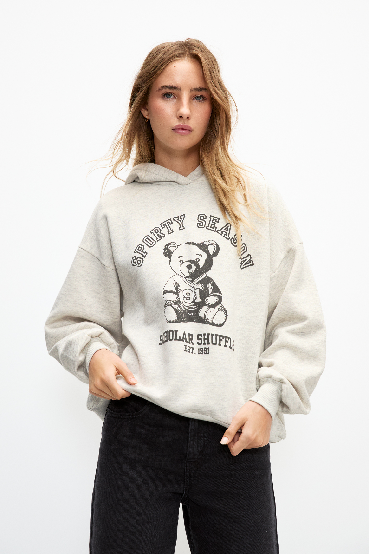 Snow white hoodie pull and bear deals