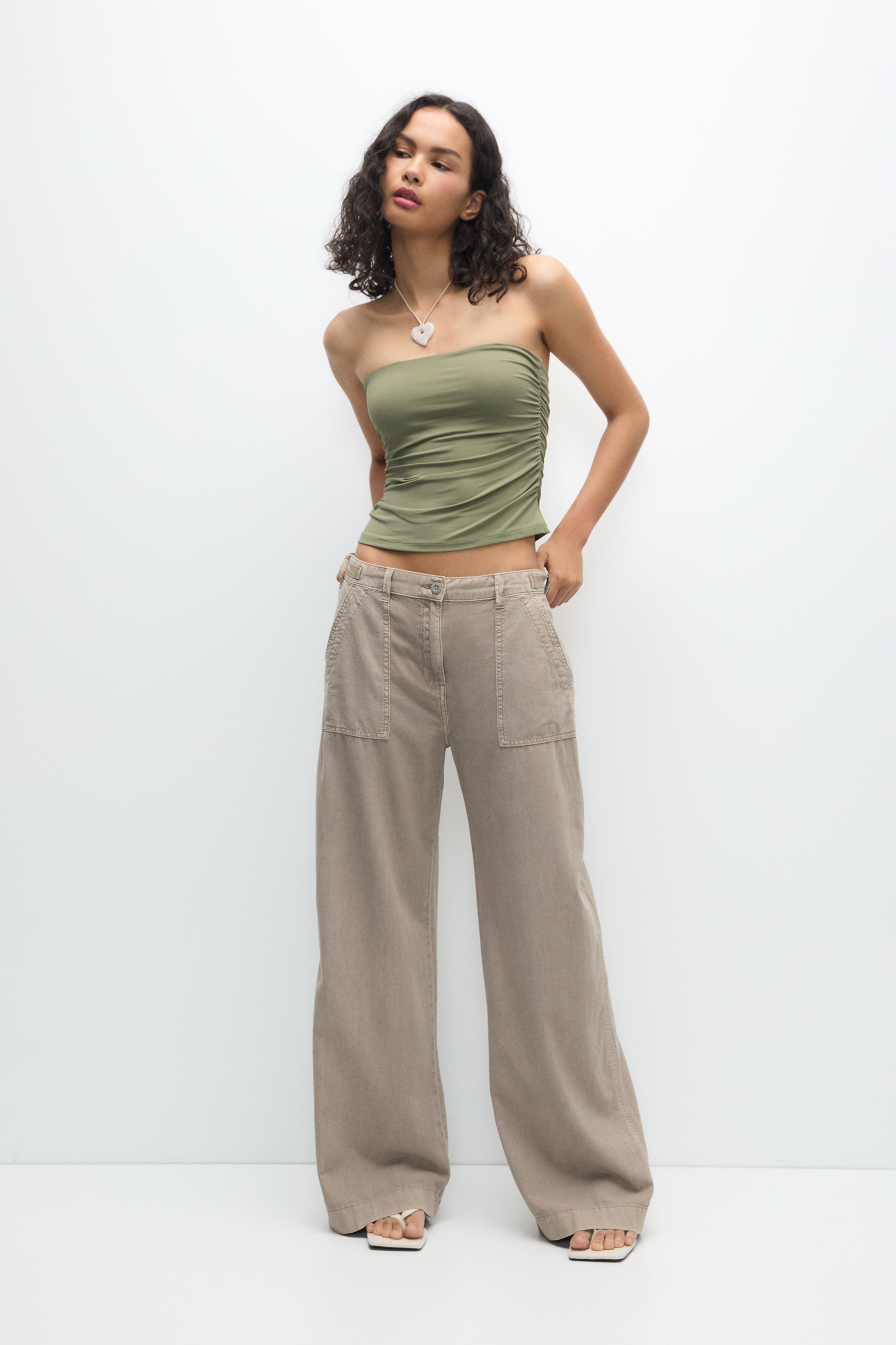 pantalon cargo pull and bear mujer