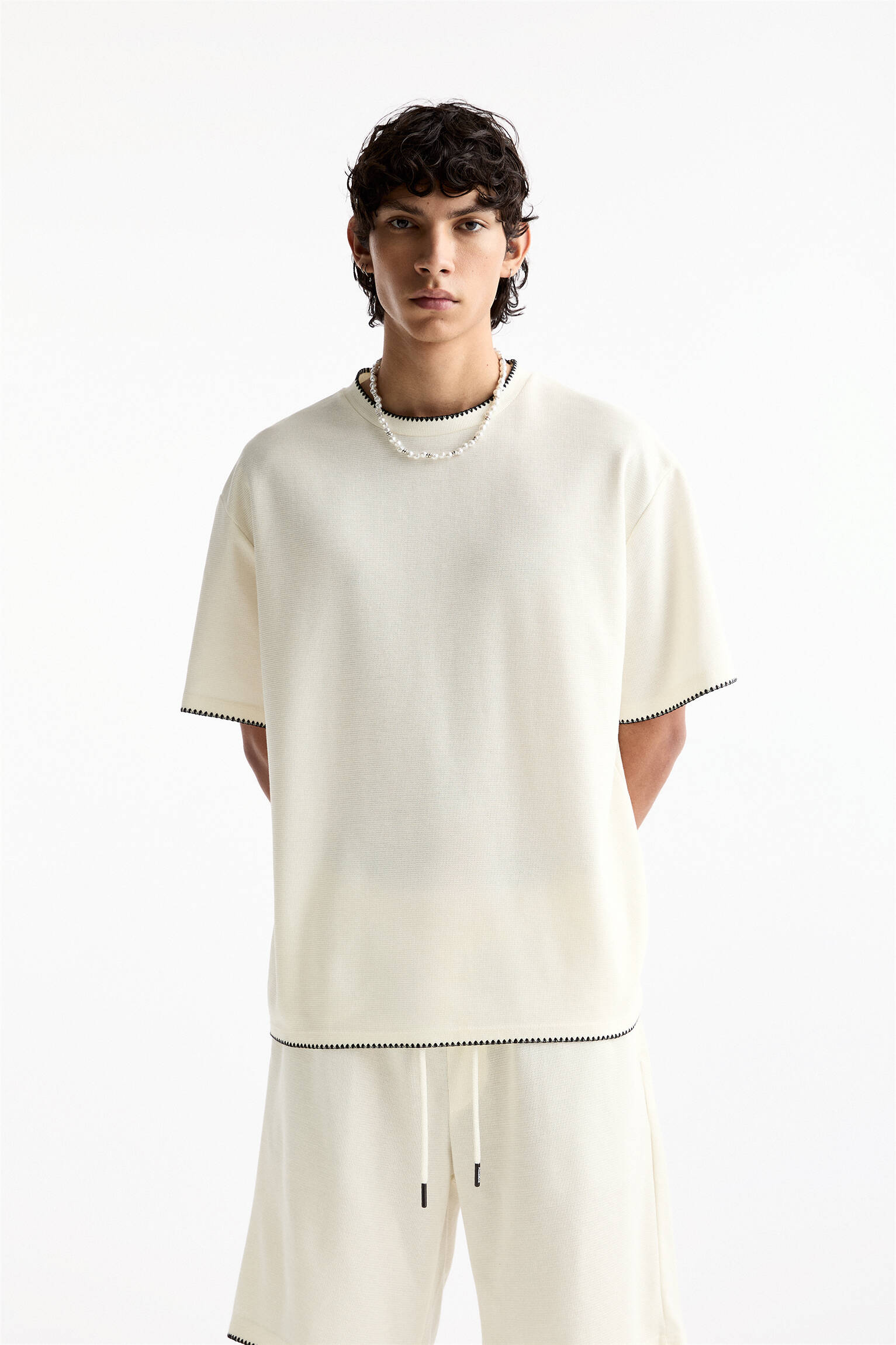 White T-shirt with topstitching detail - PULL&BEAR 