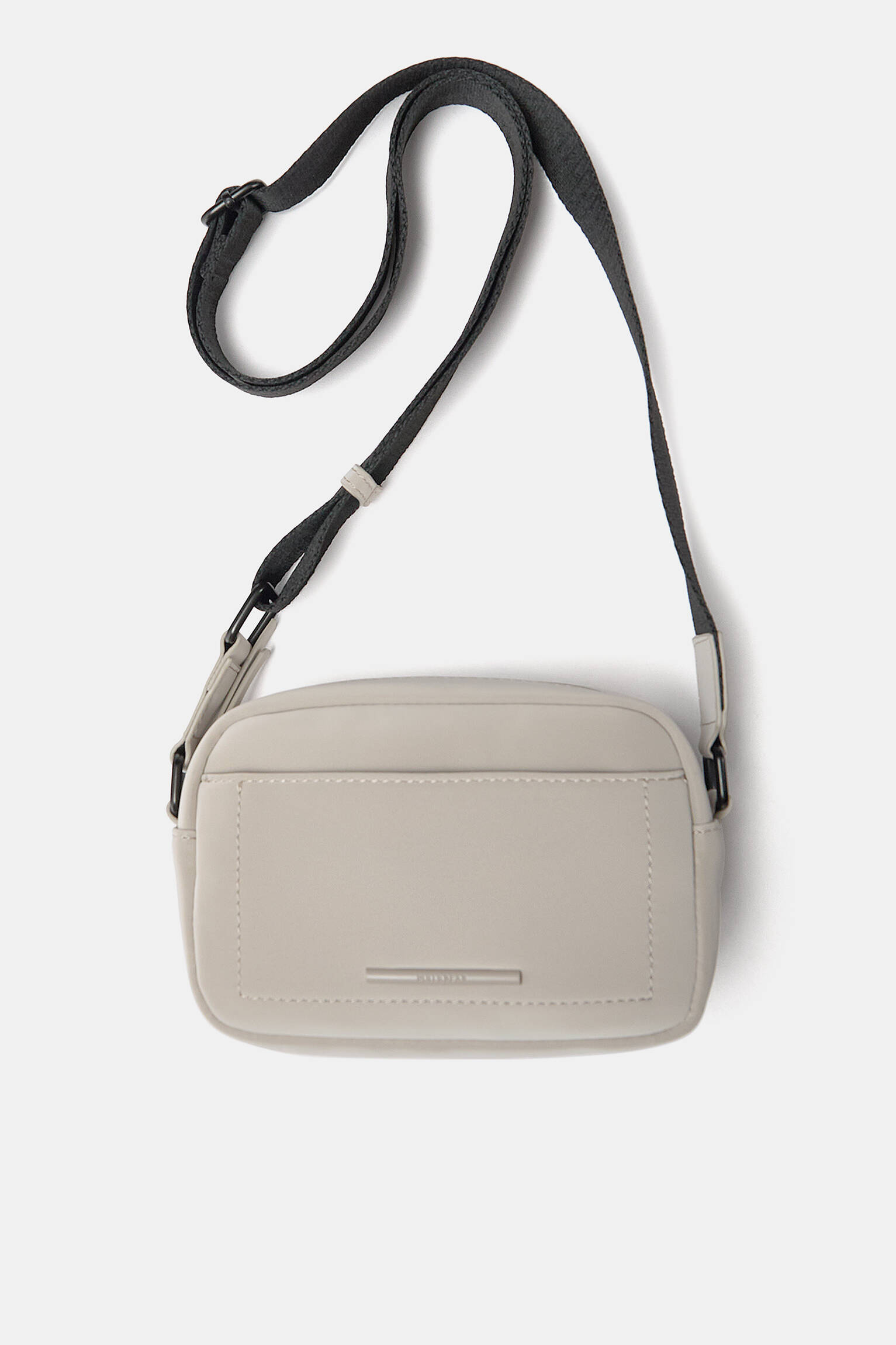 Umhängetasche mit gummiertem Finish - PULL&BEAR 