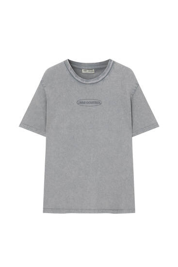 Κοντομάνικη, ξεβαμμένη μπλούζα με graphic τύπωμα