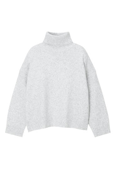 Oversize sveter so stojačikovým golierom.