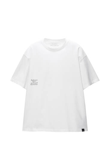 Yazılı ve geniş t-shirt