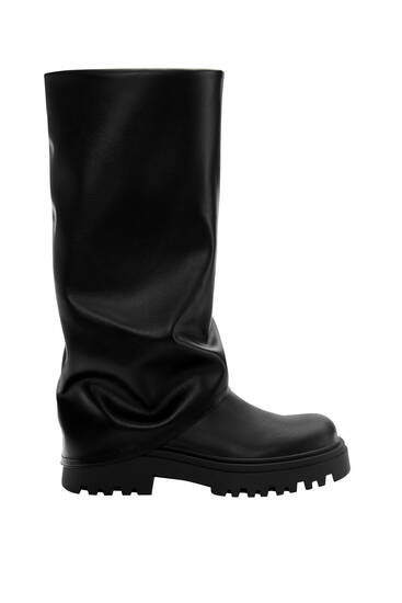 Flat wrinkled-effect gaiter boots