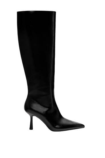 High-heel boots with pointed toes