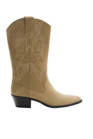 Cowboy boots with topstitching