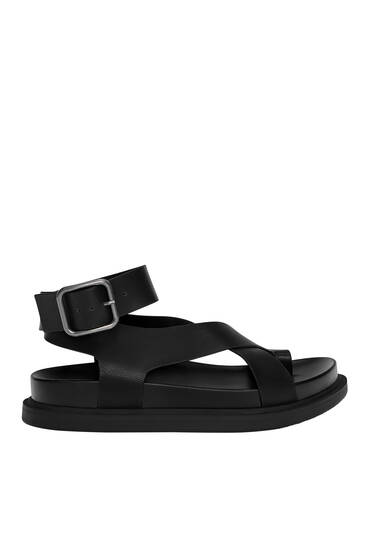Flat sandals with buckle