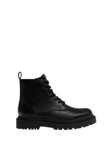 Lace-up lined ankle boots