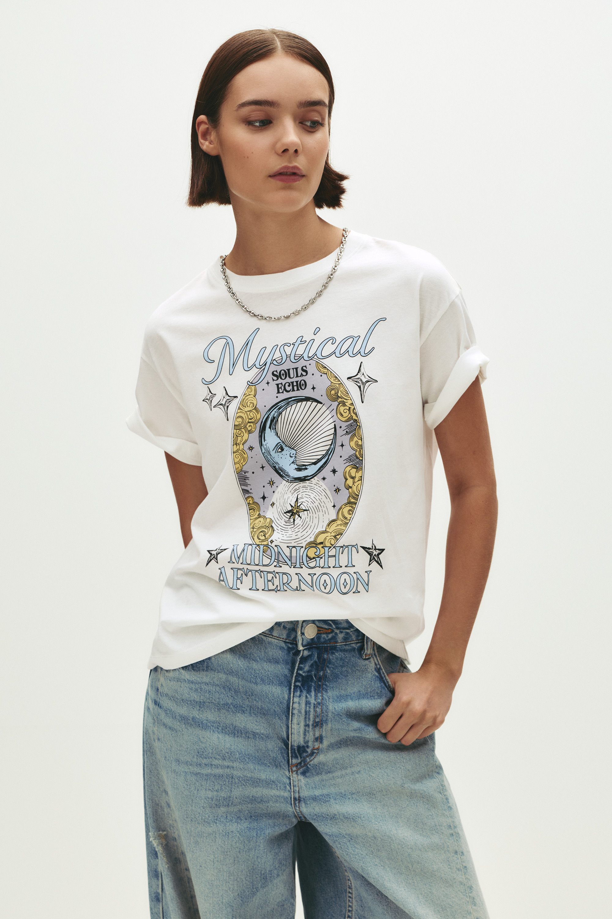 เสื้อยืดสีขาวแต่งดีเทลกราฟิก