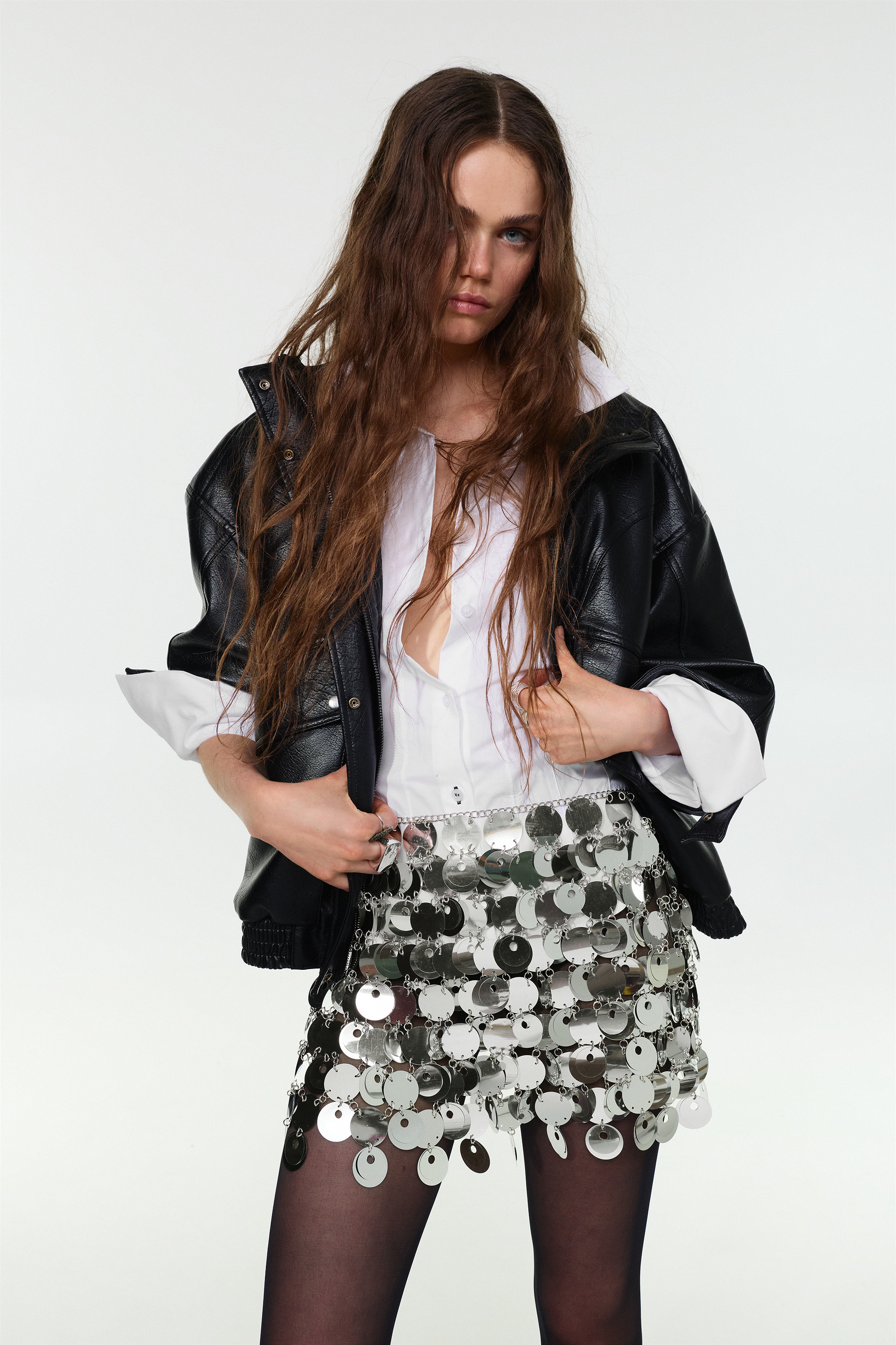 Minispódniczka w metaliczne kółka