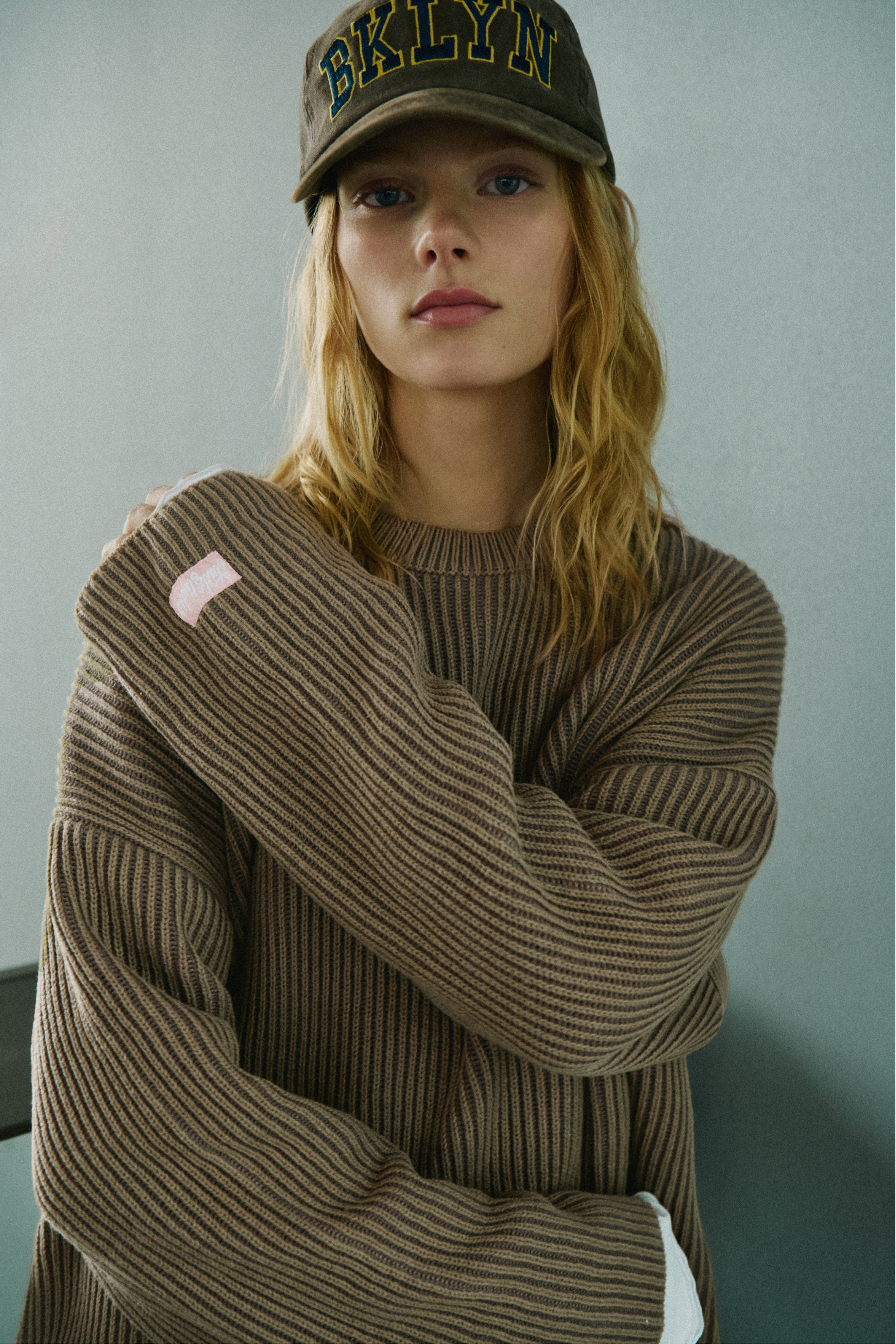 Sweter STWD z kontrastowymi elementami