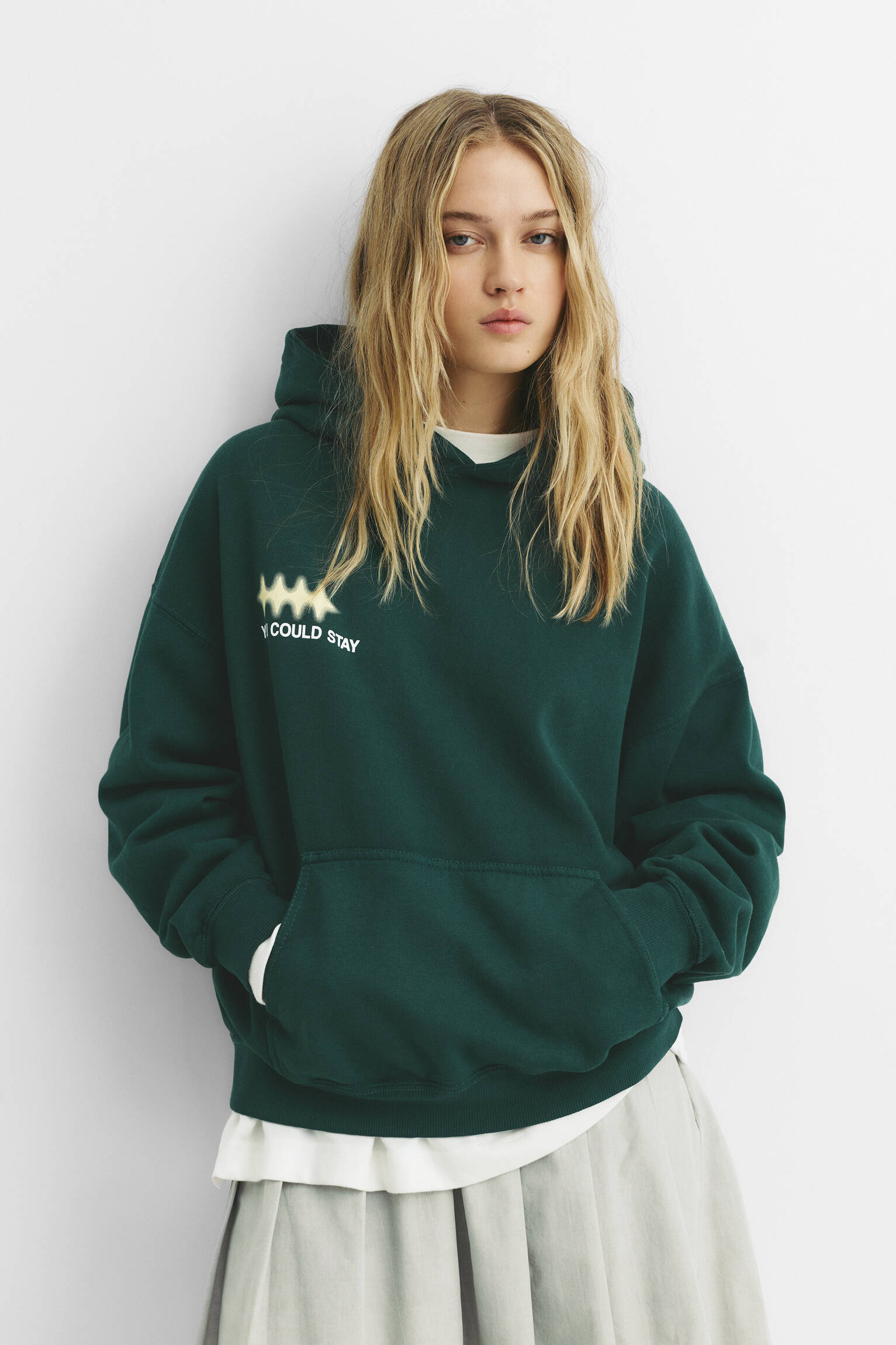 Sweat à capuche vert avec texte - pull&bear