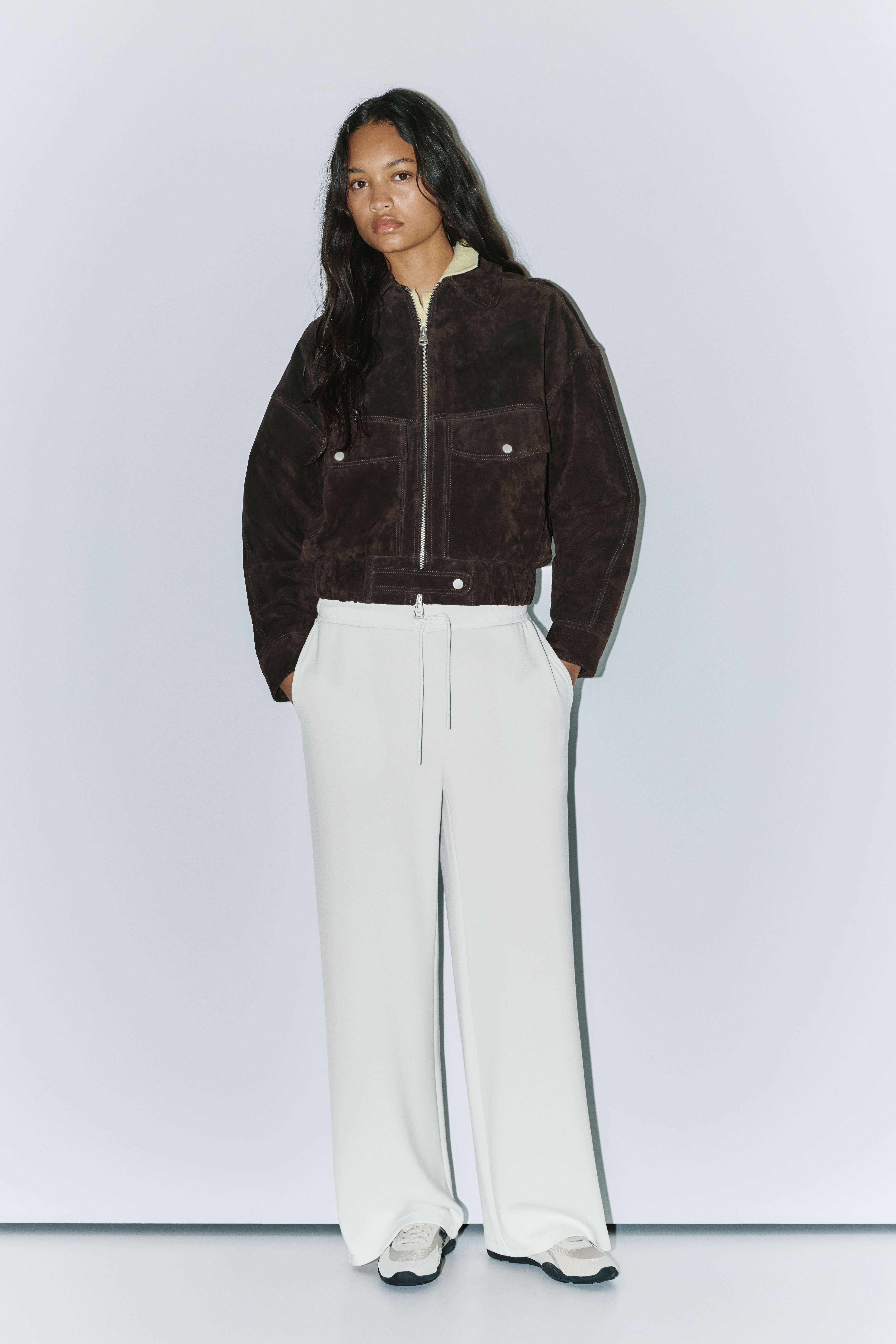 מכנסי wide leg עם בד מודל