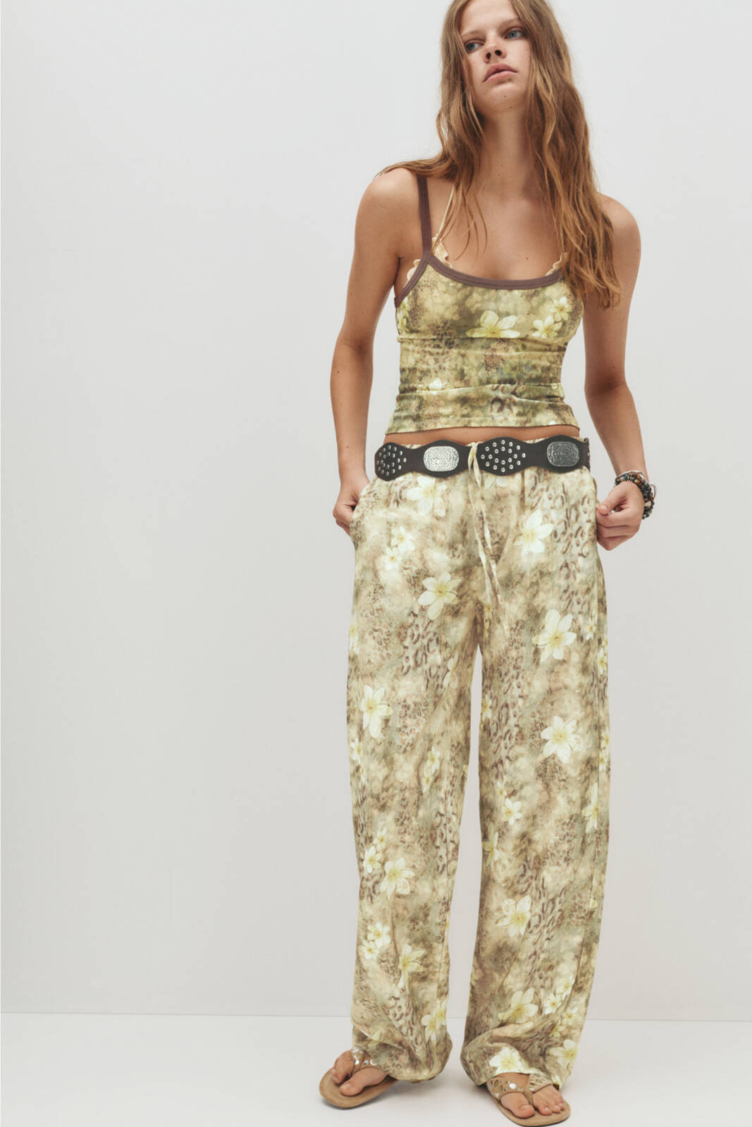 Fließende Hose mit Blumen