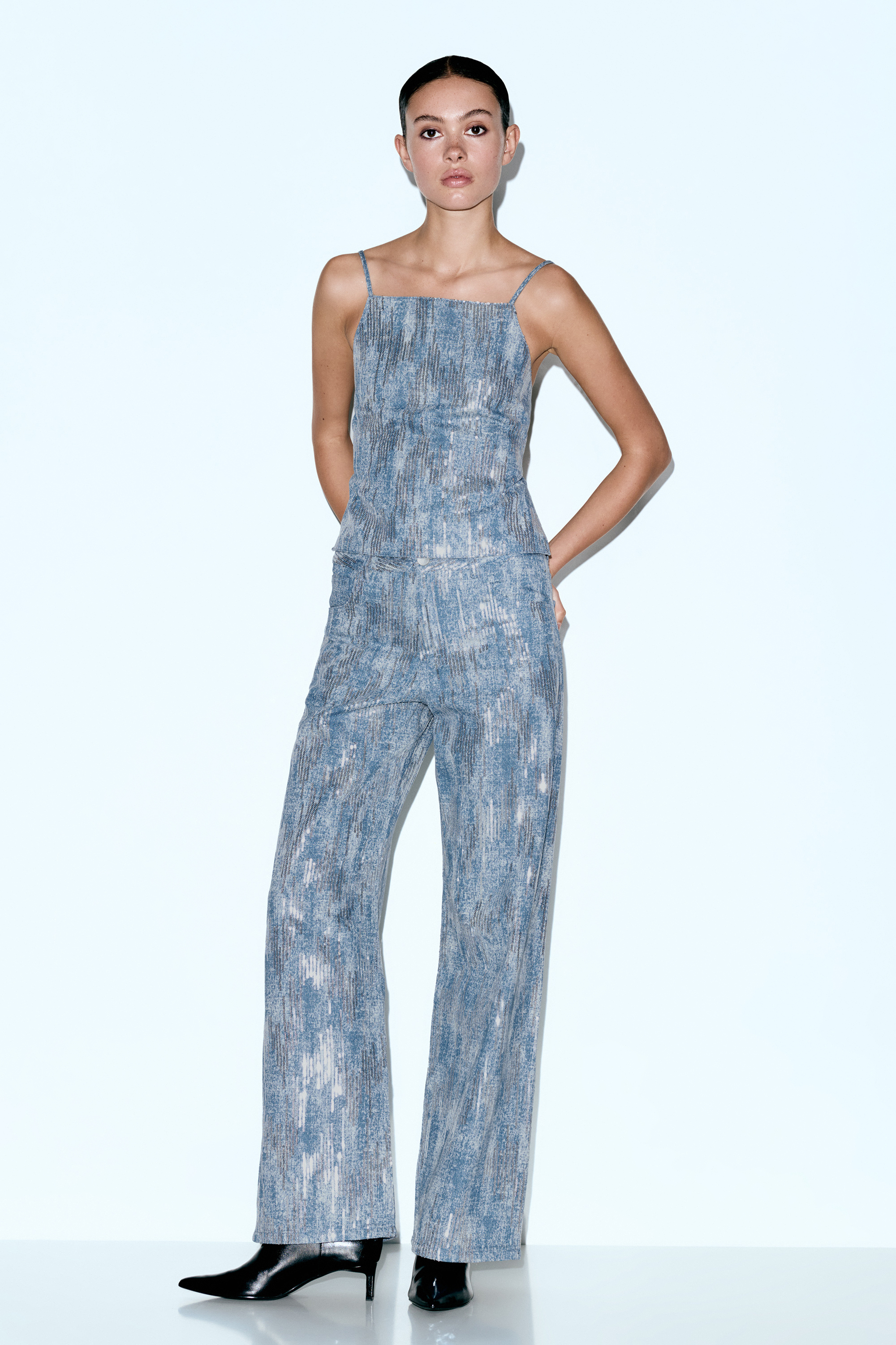 Jeansy straight z cekinami