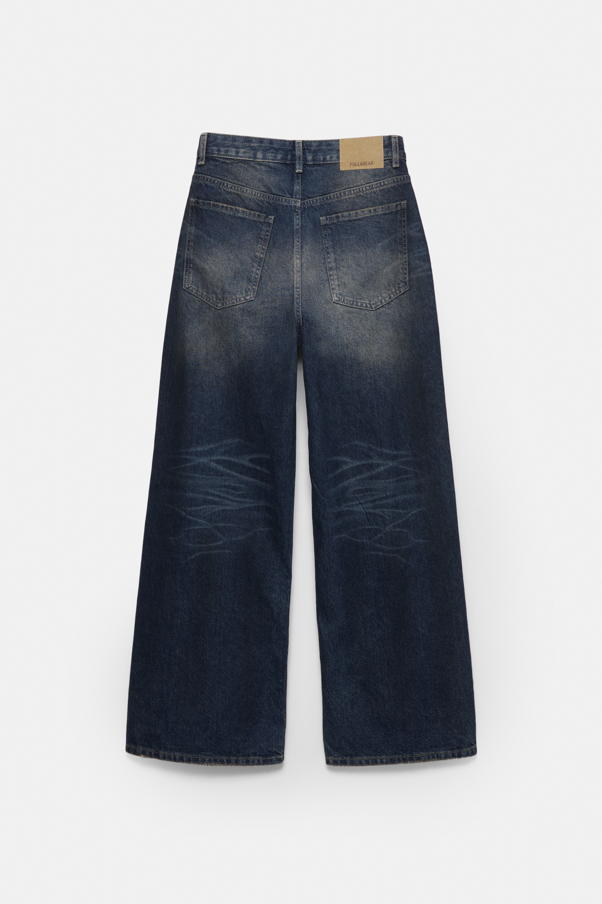 Low-rise baggy jeans