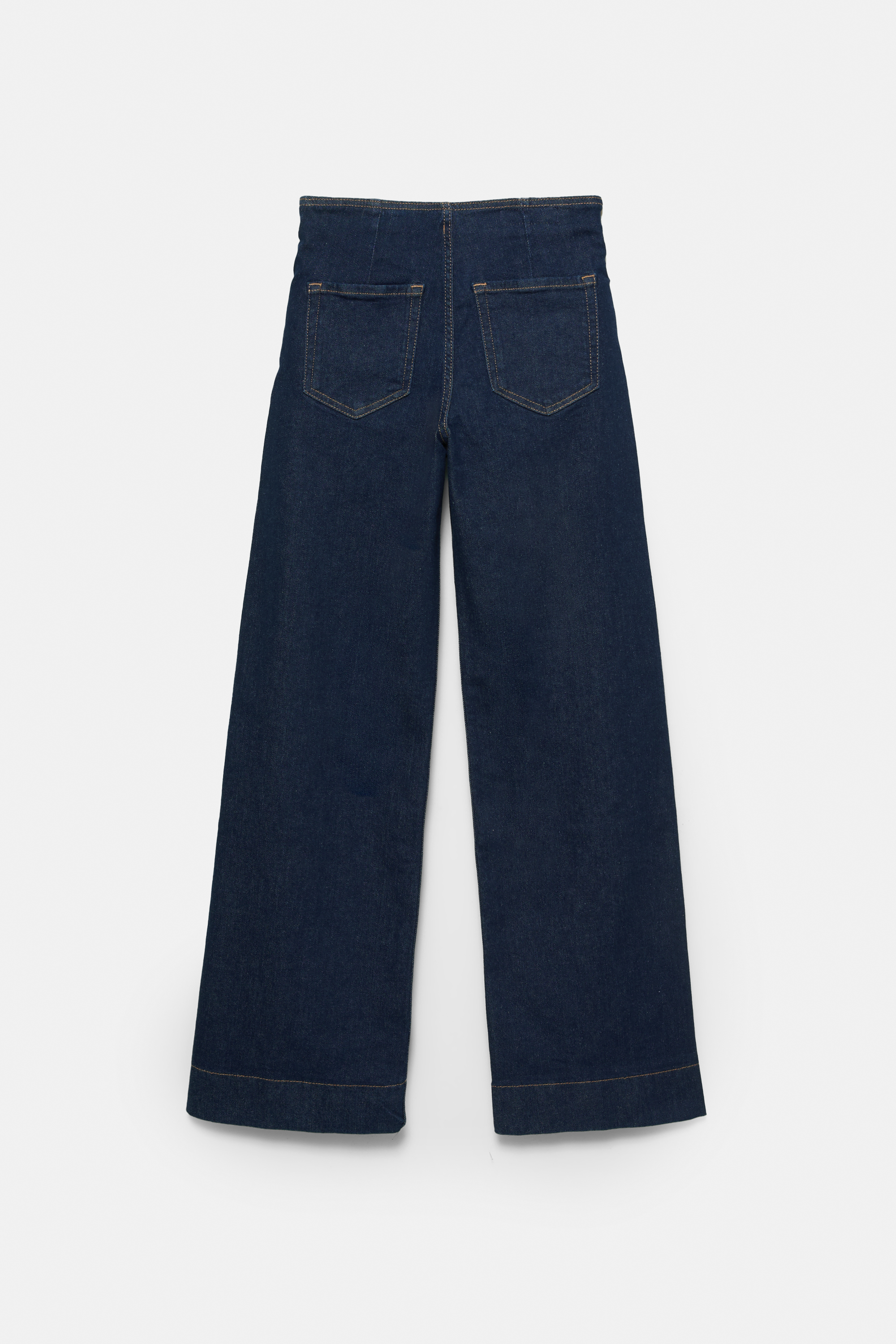 Фармерки со широки ногавици и надворешни џебови