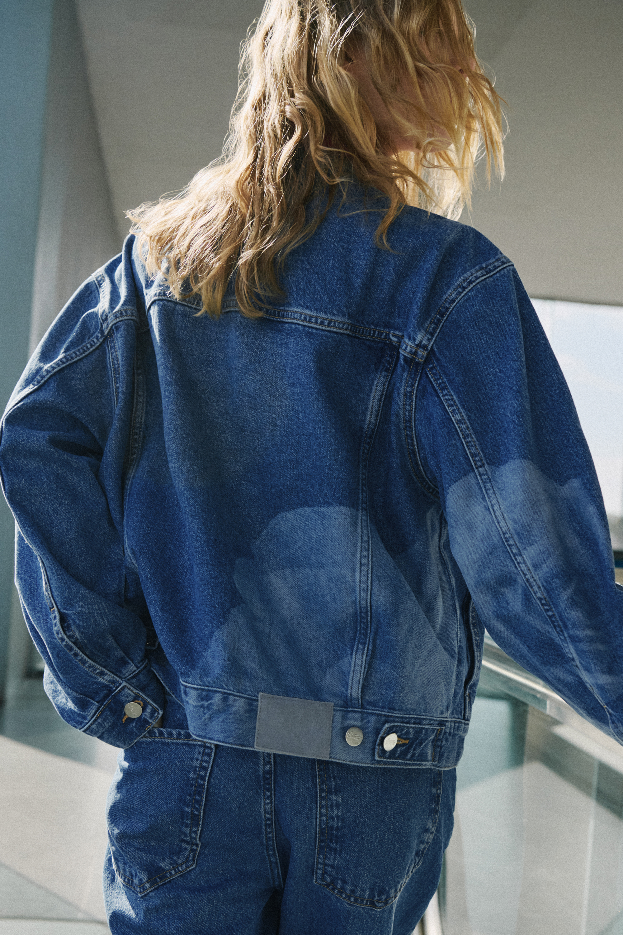 Jeansowa kurtka z laserowym nadrukiem w kwiaty