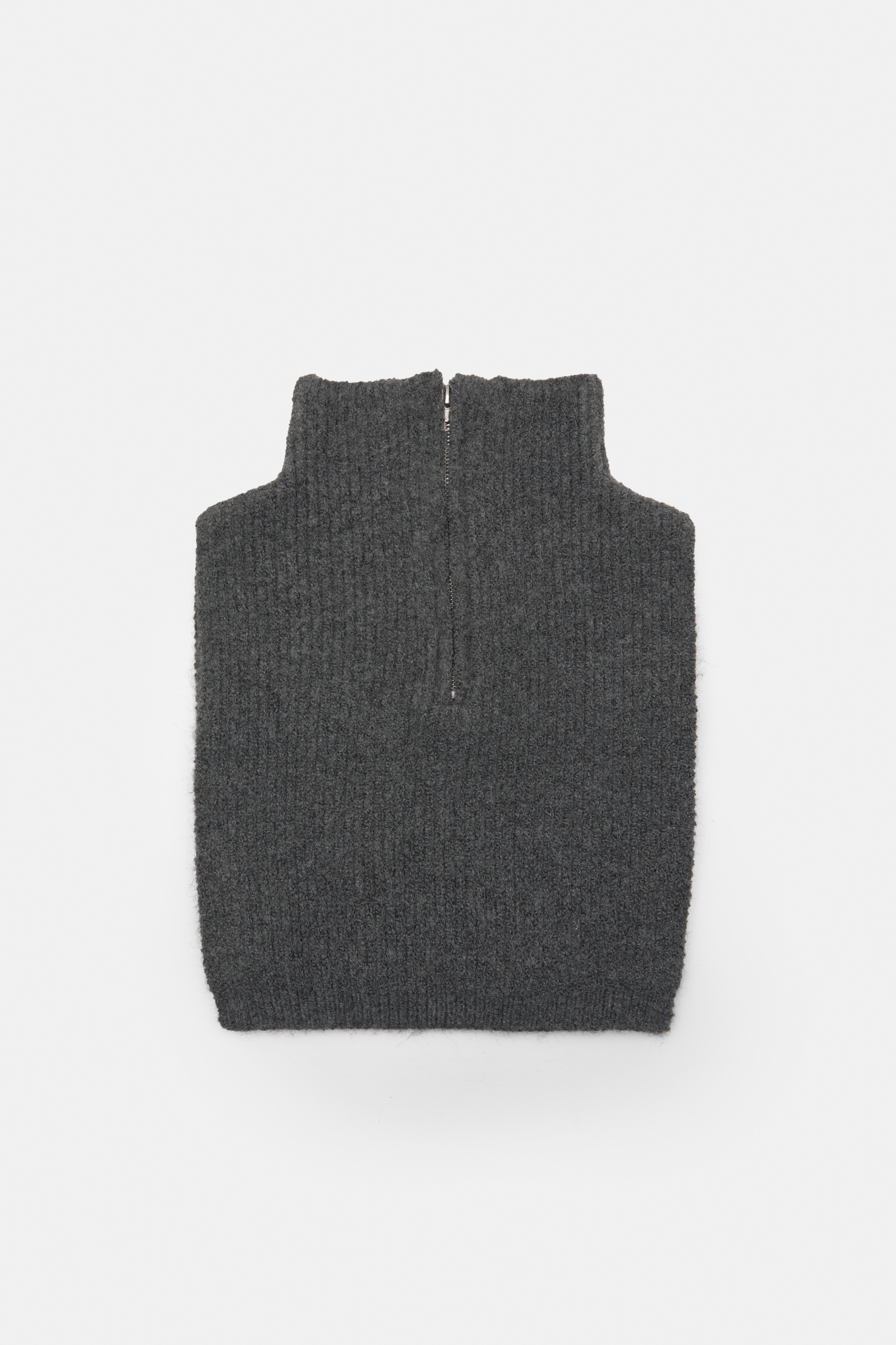 Knitted bib with zip